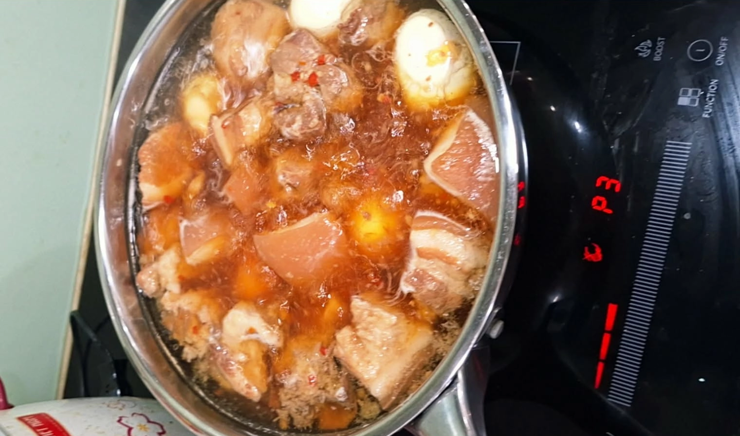 Nồi thịt kho rệu bây giờ
